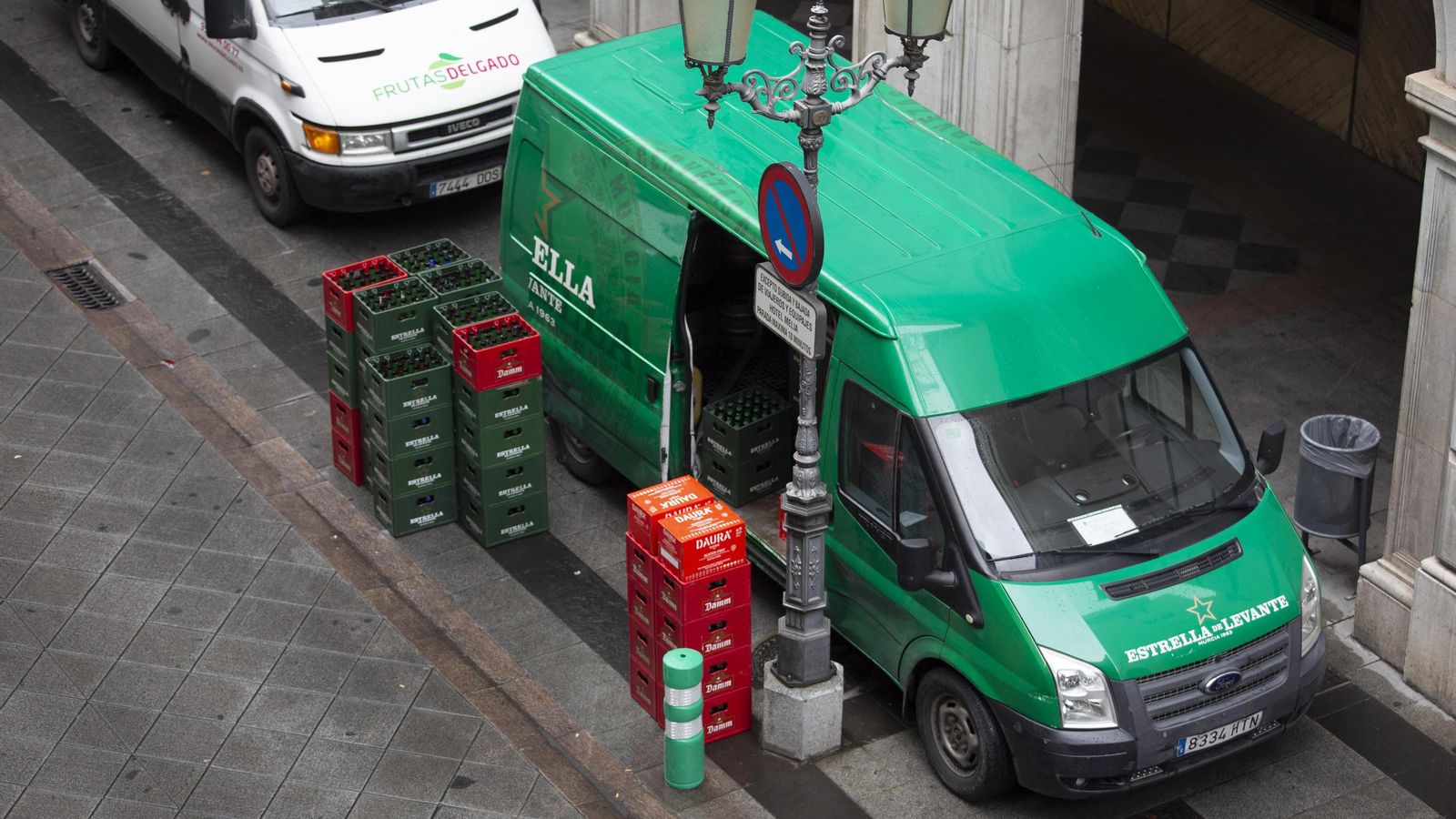 Furgonetas de reparto en la zona de pasajeros de un hotel en Ganivet