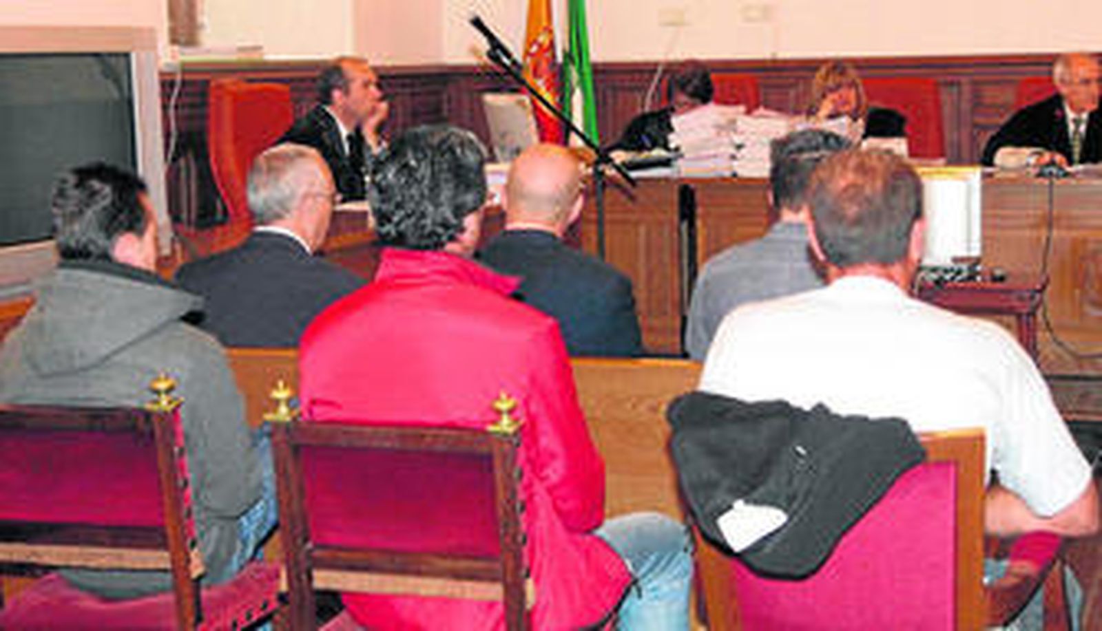 El subinspector (en el primero de los banquillos, a la izquierda) comparte banquillo con otras cinco personas.