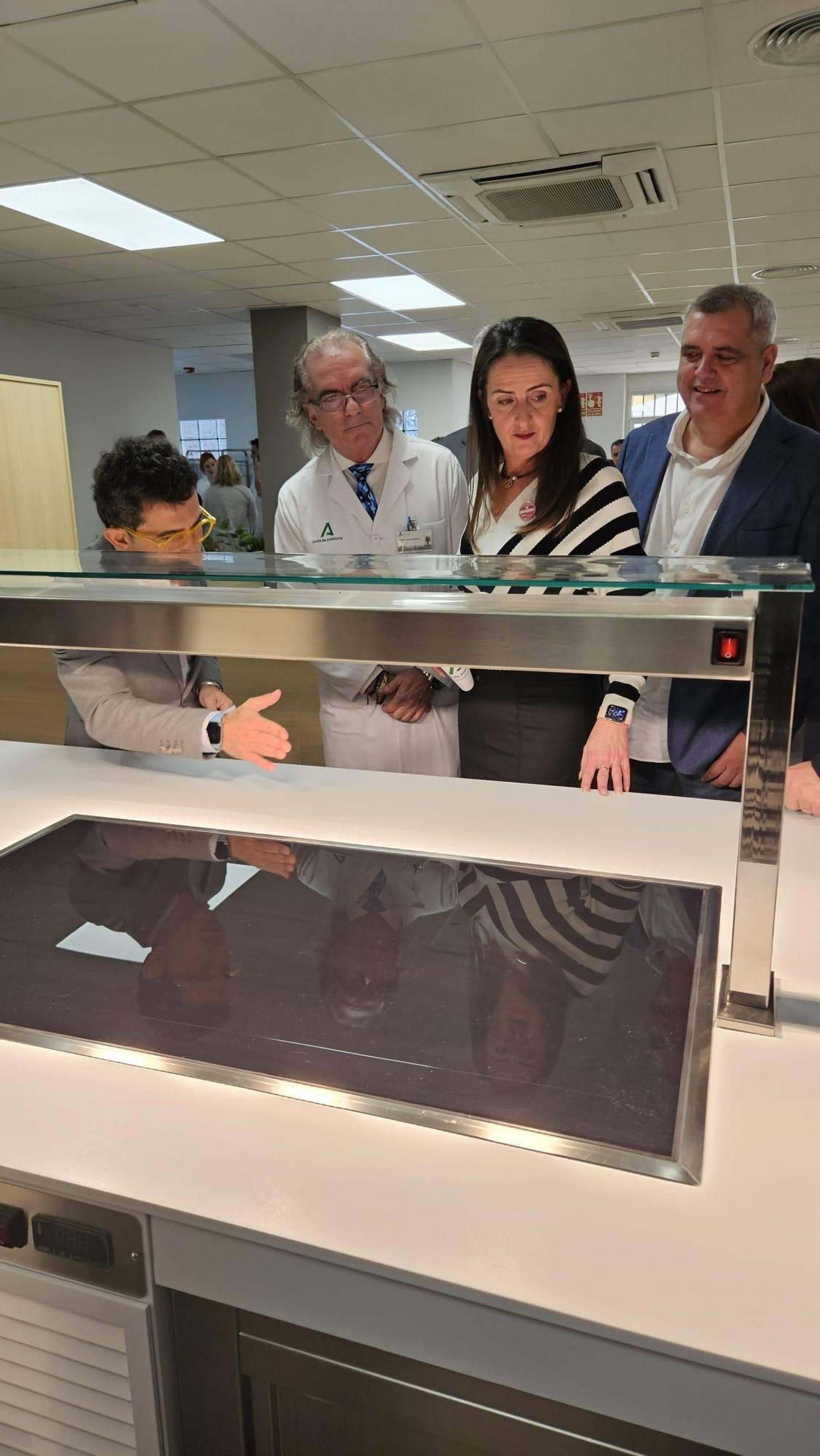 Imágenes de la flamante cafetería del Hospital Torrecárdenas