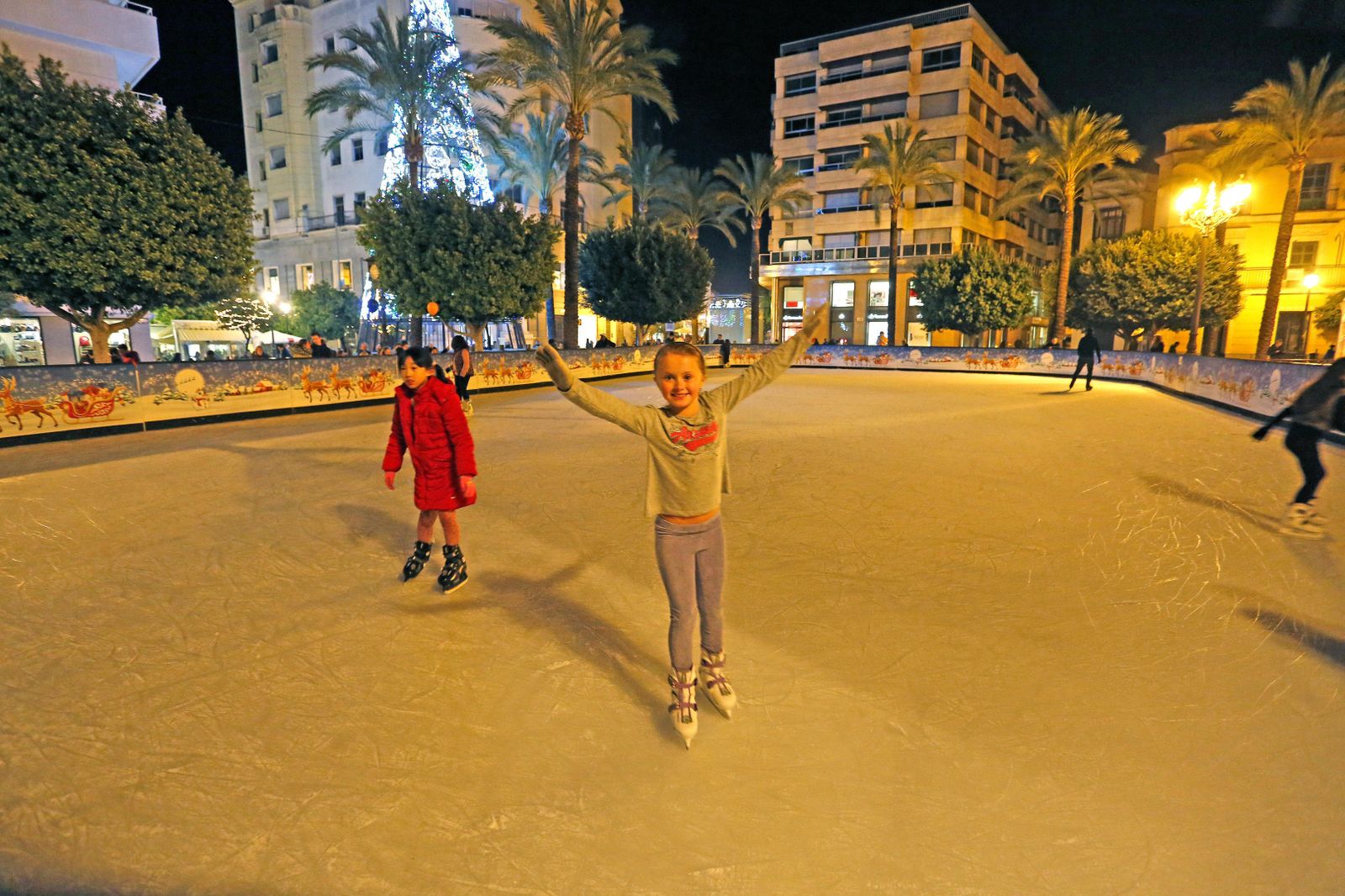 Dos jóvenes patinando ayer en la pista de la plaza del Arenal.