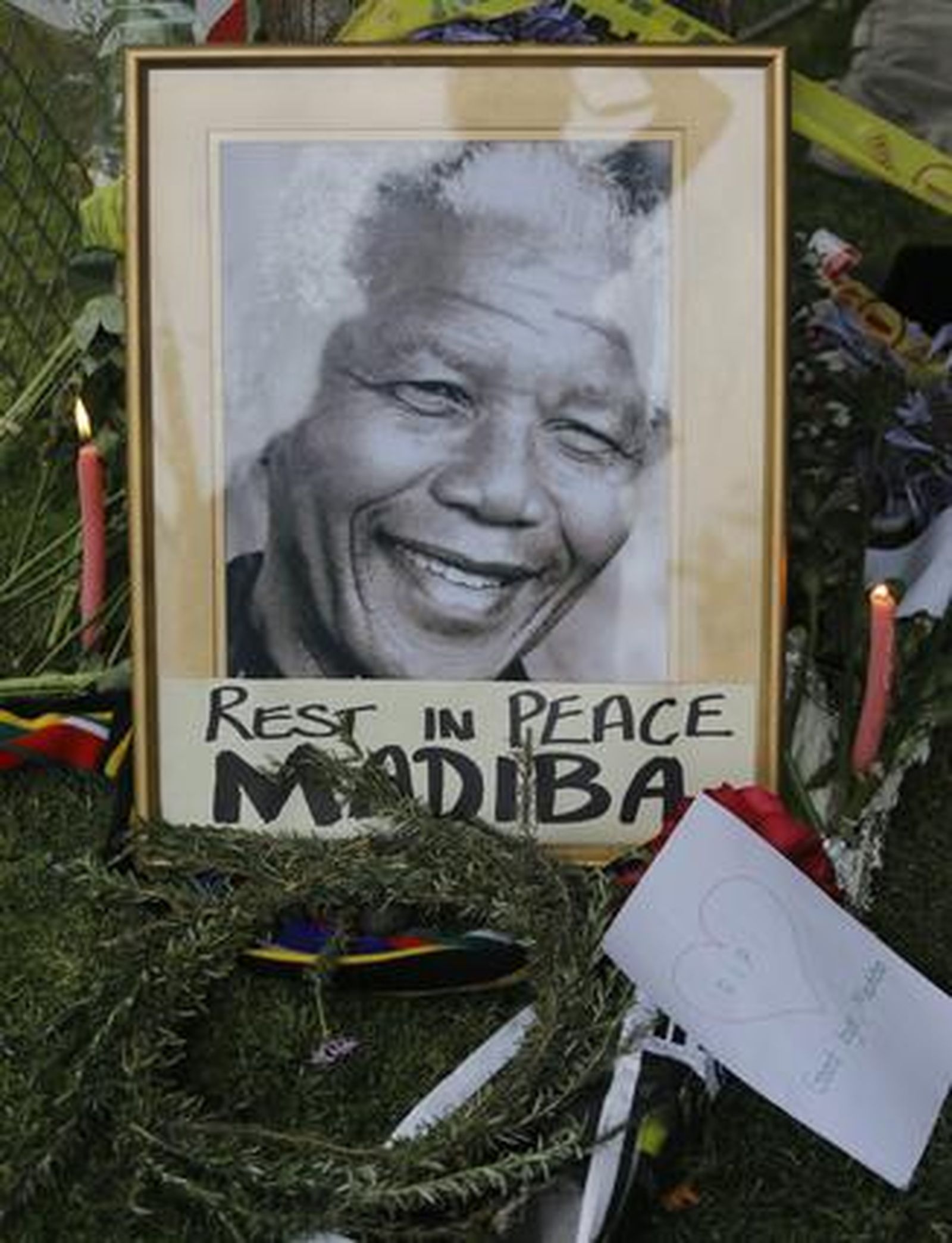 Concentraciones en Johannesburgo en recuerdo de Mandela.

Foto: EFE