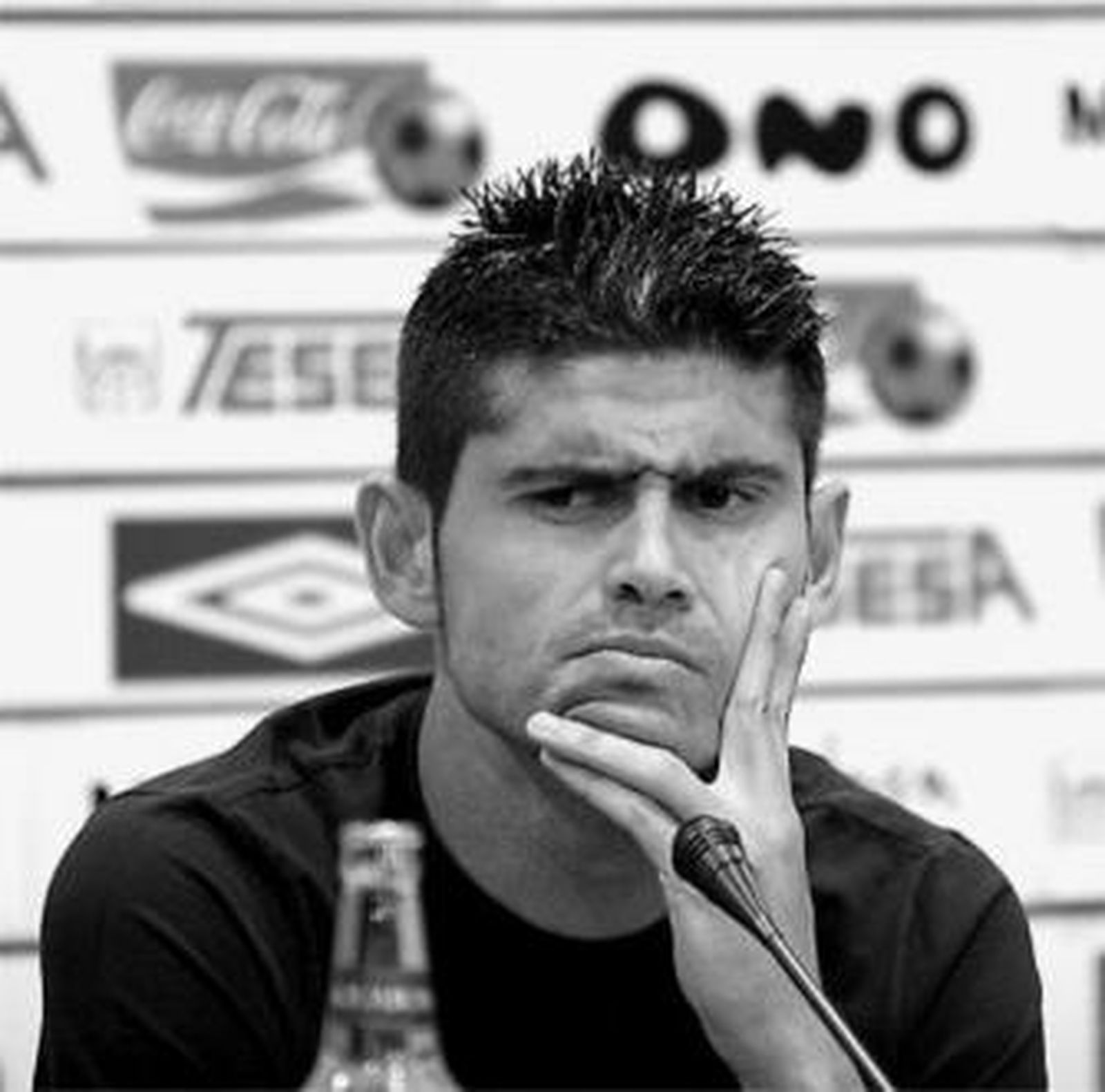 Antonio Hidalgo escucha la pregunta de un periodista.