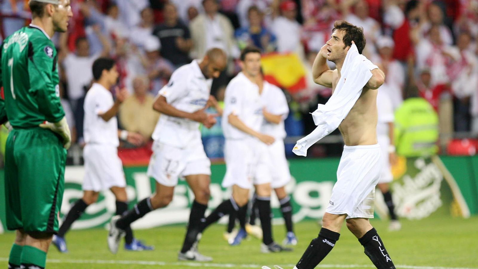 Maresca, sin la camiseta, se pone las manos en las orejas para escuchar al sevillismo tras el 2-0.