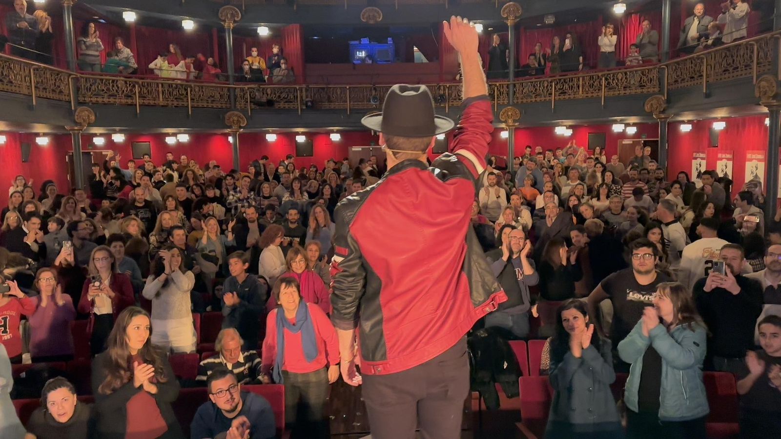 Ovación final del público tras el espectáculo de magia de Dakris.