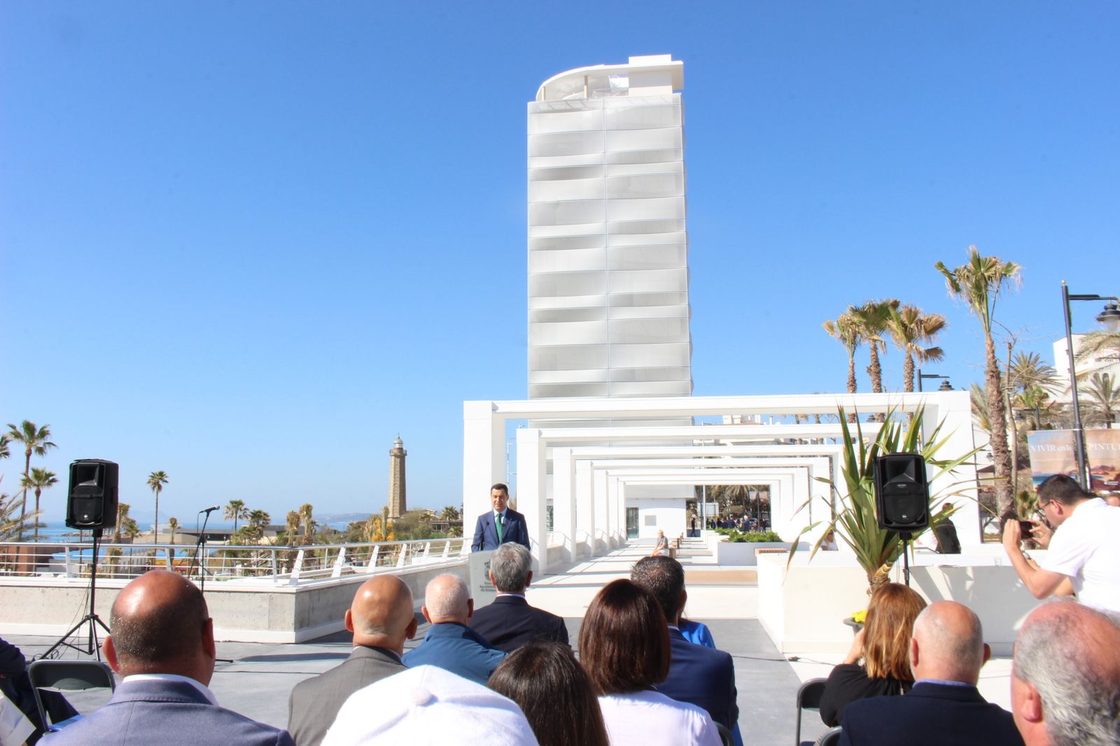 El presidente de la Junta, Juan Manuel Moreno, en la inauguración del Mirador del Carmen, en Estepona.