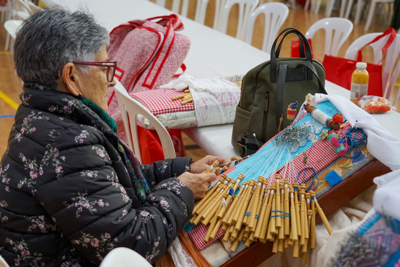 Encajeras de toda la provincia vuelven a convertir a Vícar en la capital de la artesanía y la tradición