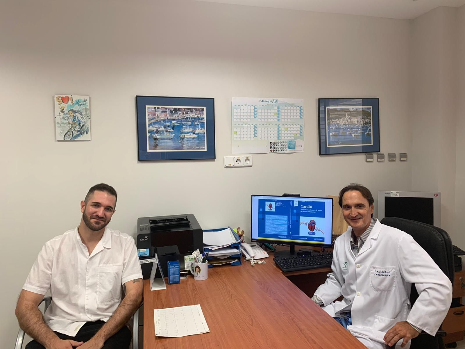 Los dos autores del manual, el jefe de Cardiología del  Valme, Francisco Javier Molano Casimiro, y el alumno de 4º de Medicina, Antonio González  Durán.