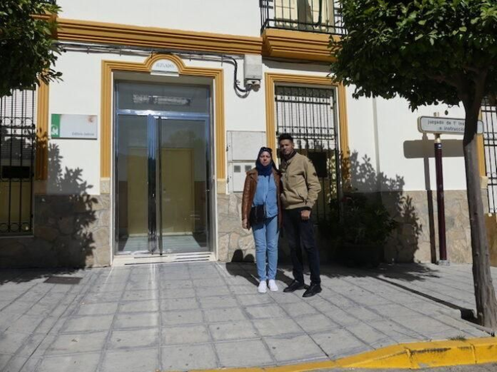 La madre y el hermano del joven fallecido en Tierras de Oria tras asistir al juzgado.