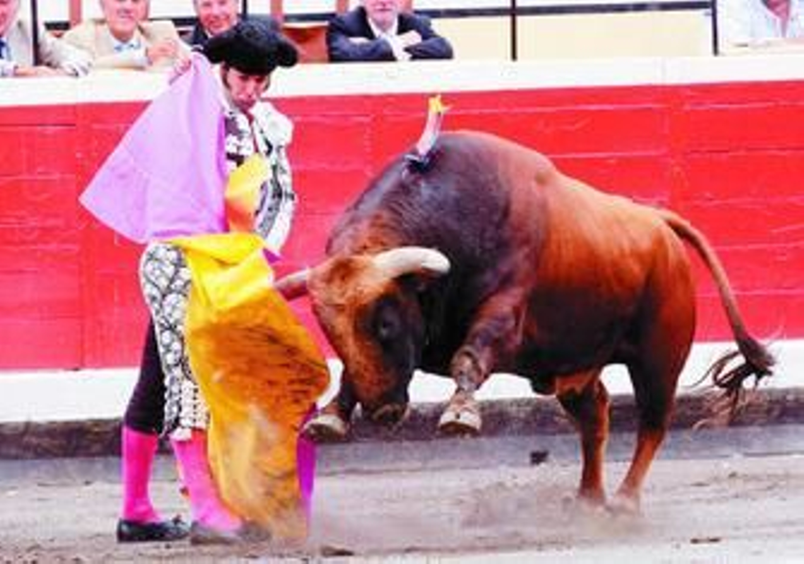Morante recibe con el capote a su primer toro de la tarde.