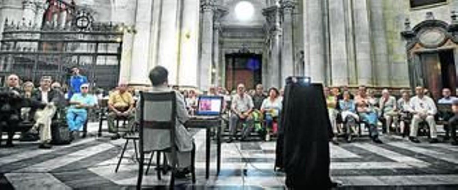 El arquitecto Juan José Jiménez Mata, de espaldas, se dirige al público en la conferencia pronunciada al mediodía de ayer en el interior de la Catedral.