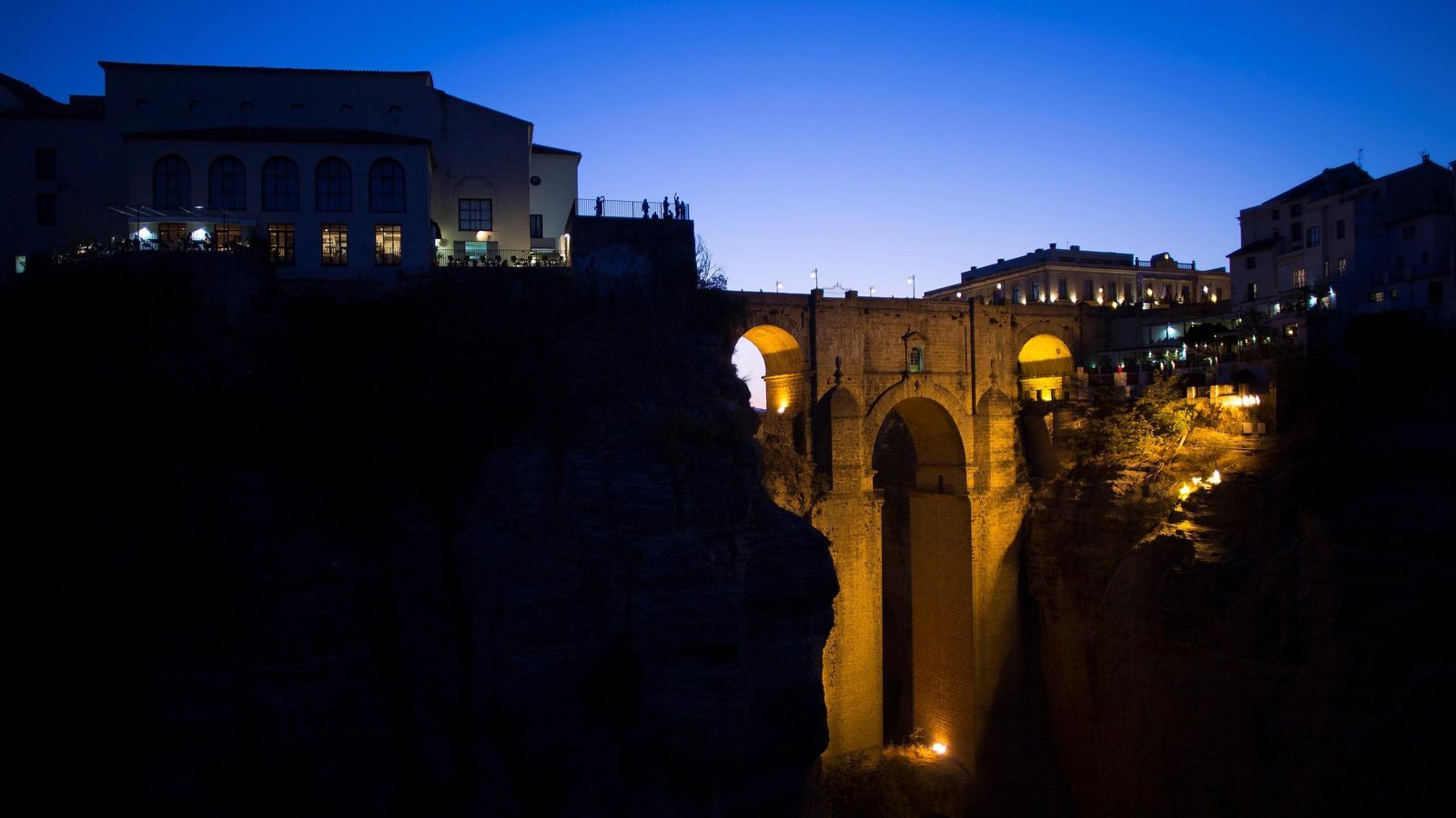 Una panorámica nocturna del Tajo de Ronda. Una panorámica nocturna del Tajo de Ronda.