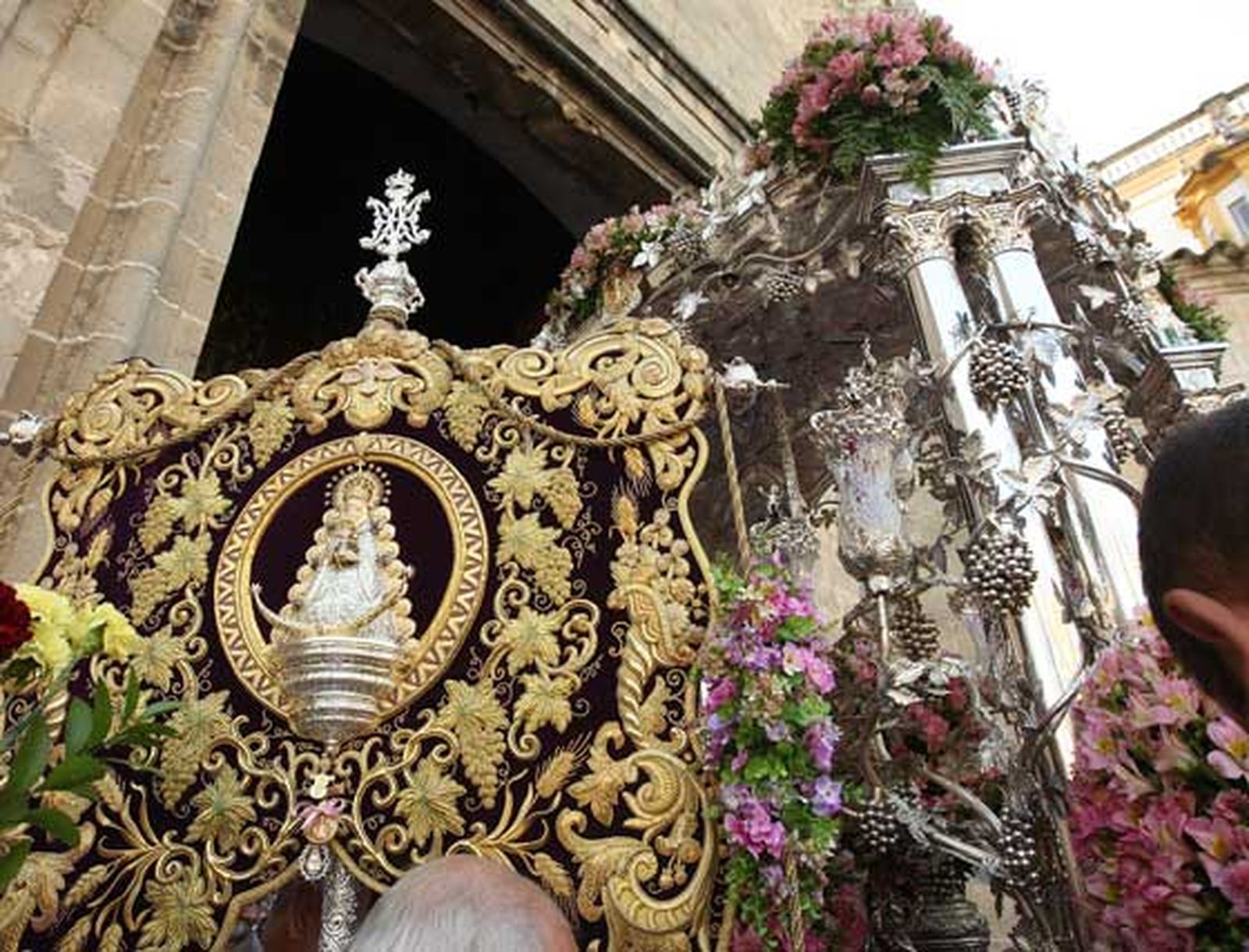 La hermandad rociera, tras asistir a la misa de romeros en Santo Domingo, coloca el Simpecado de Jerez en la carreta e inicia el camino hacia la aldea de El Rocío

Foto: Juan Carlos Toro