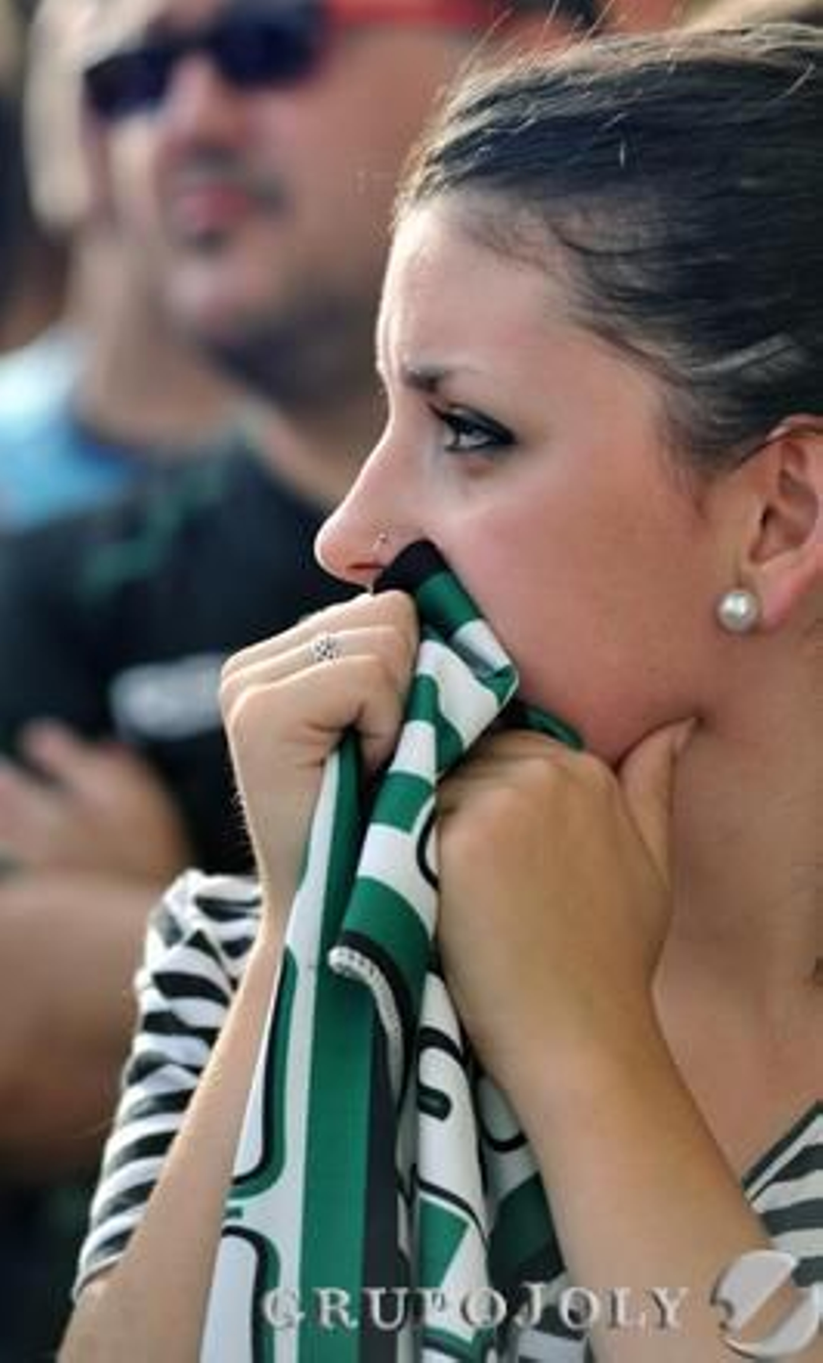 Aficionados en la puerta de cristal del Benito Villamarín.

Foto: Juan Carlos Muñoz