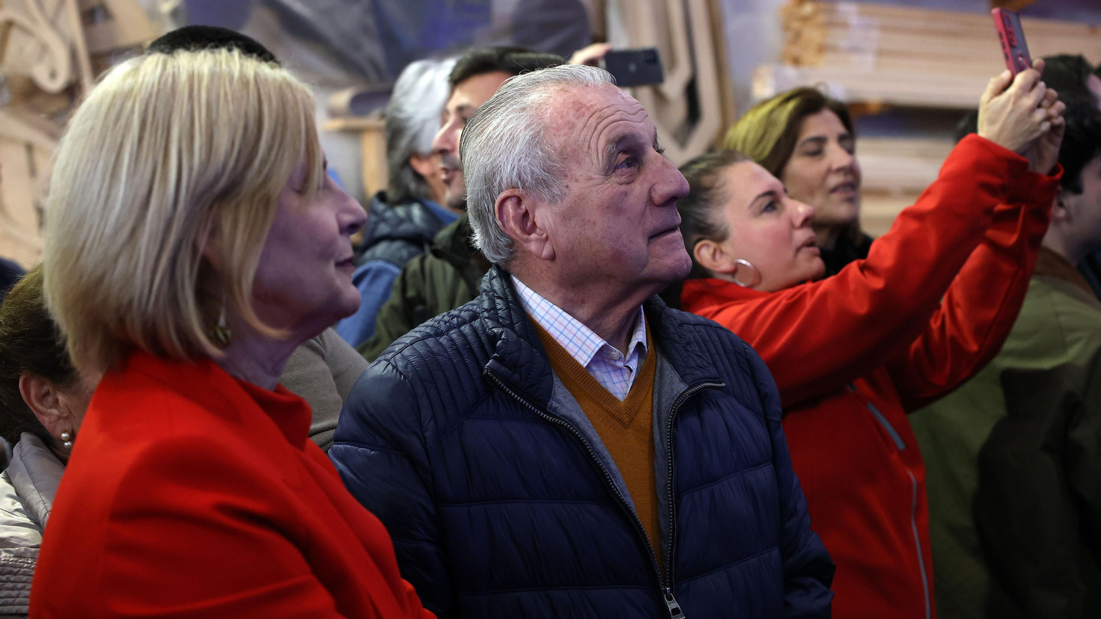 Los Reyes Magos visitan sus carrozas en el taller de Fiestas de Jerez