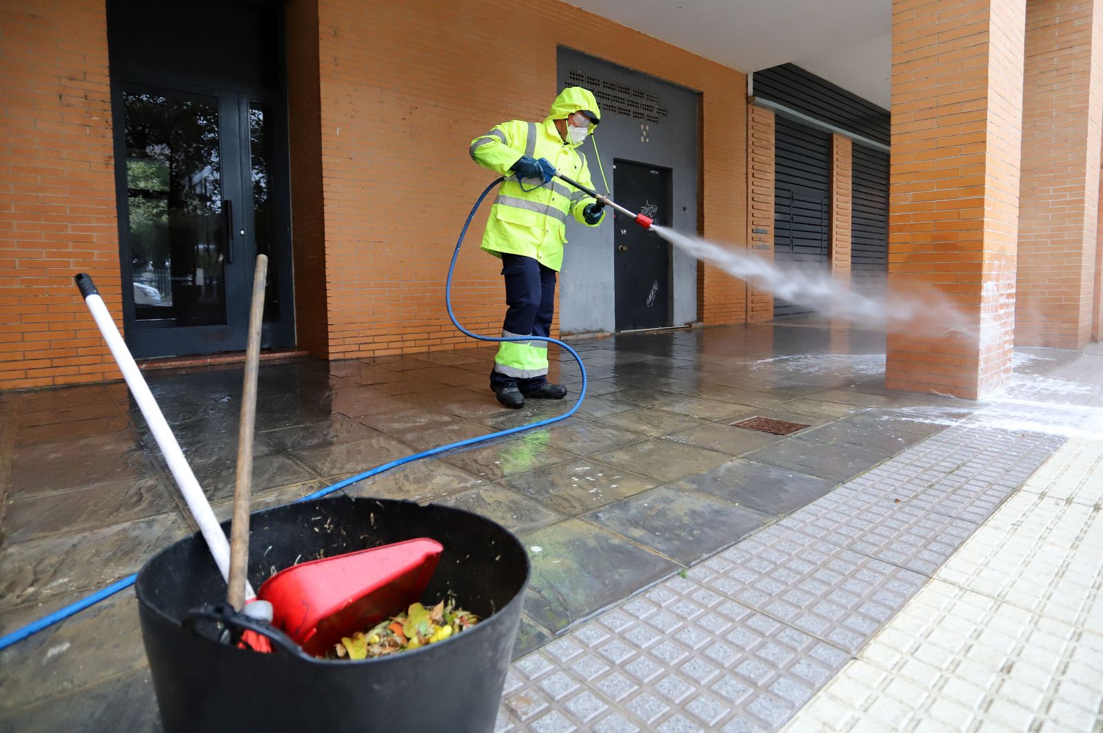 Imágenes del servicio especial de limpieza del Ayuntamiento de Huelva