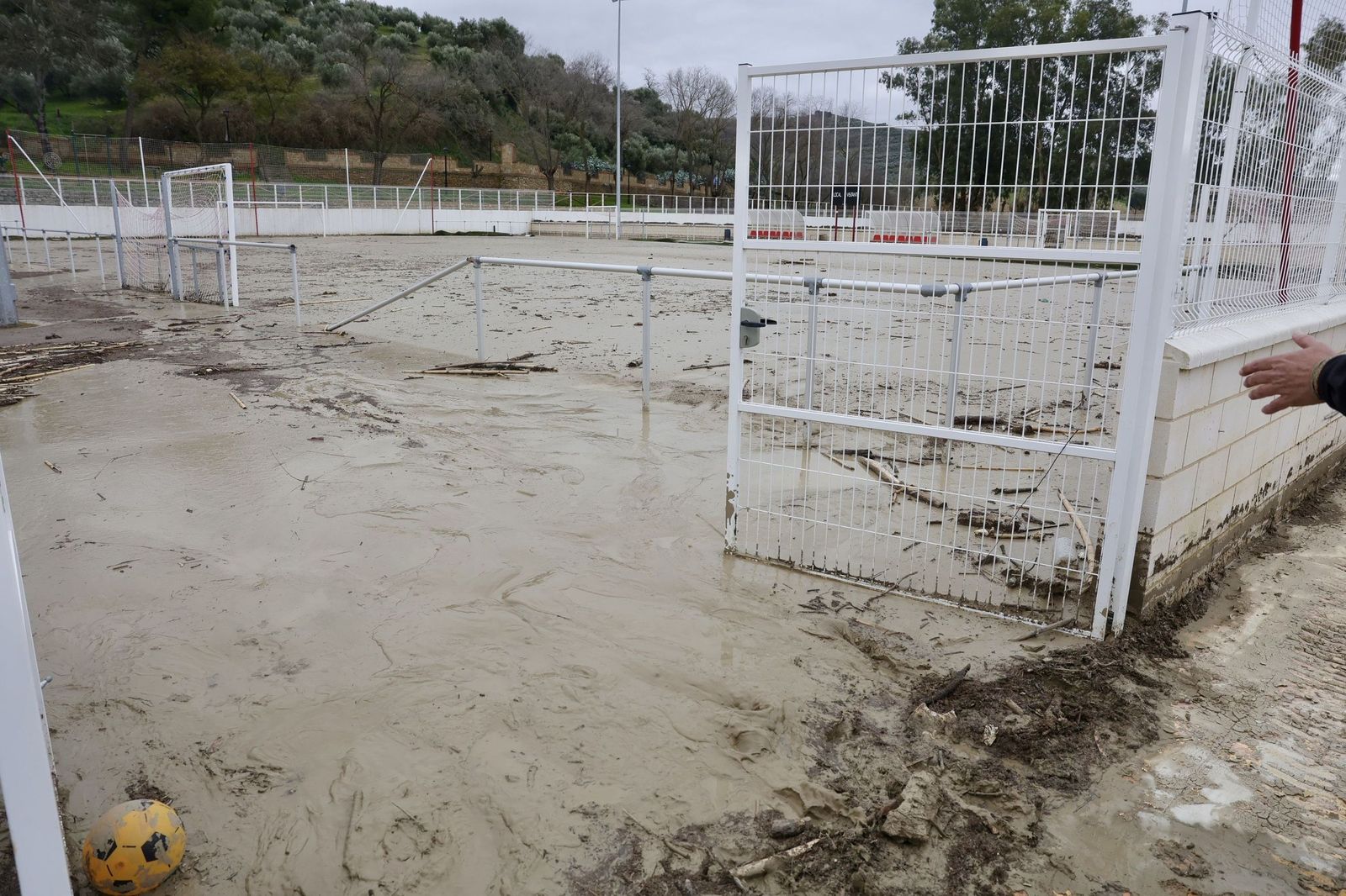 Estado en que quedó el campo de fútbol, inaugurado hace año y medio.