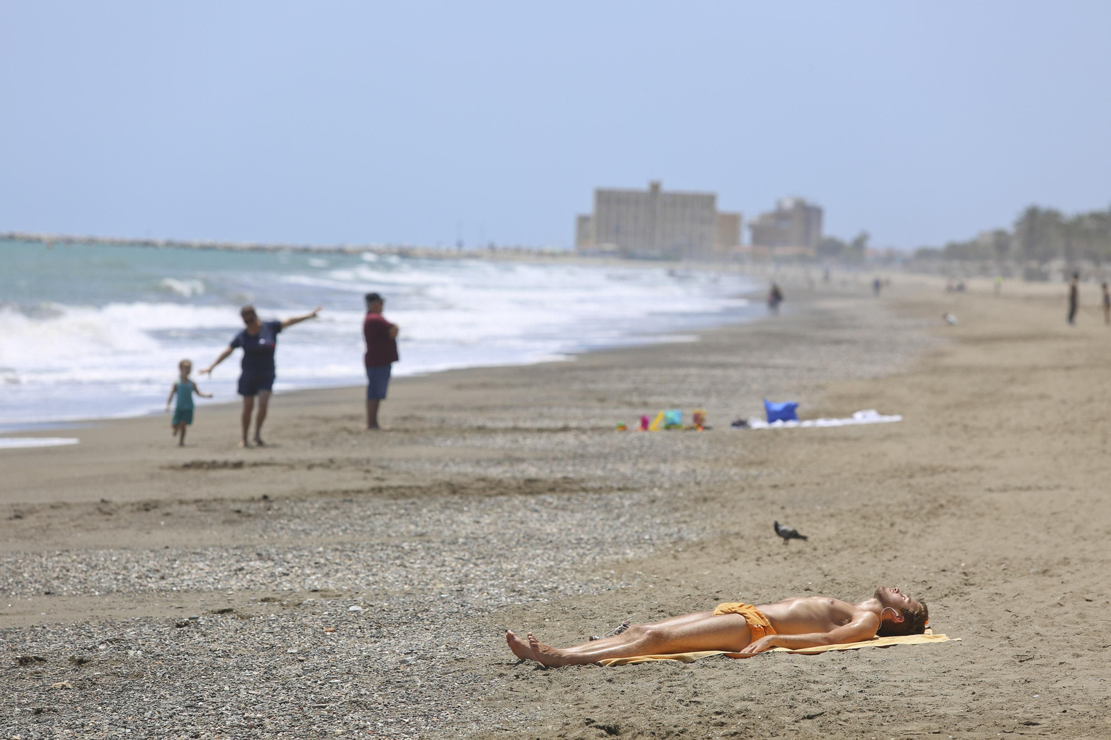 Las playas de Málaga, listas para recibir a los bañistas el lunes