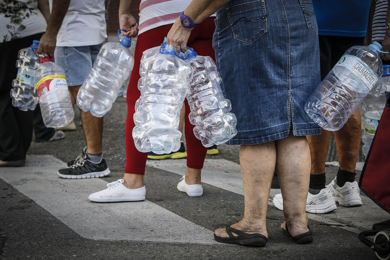 Una cola de vecinos de Loreto se disponen a recoger agua de las cubas que se dispusieron en 2014 durante el corte de suministro.