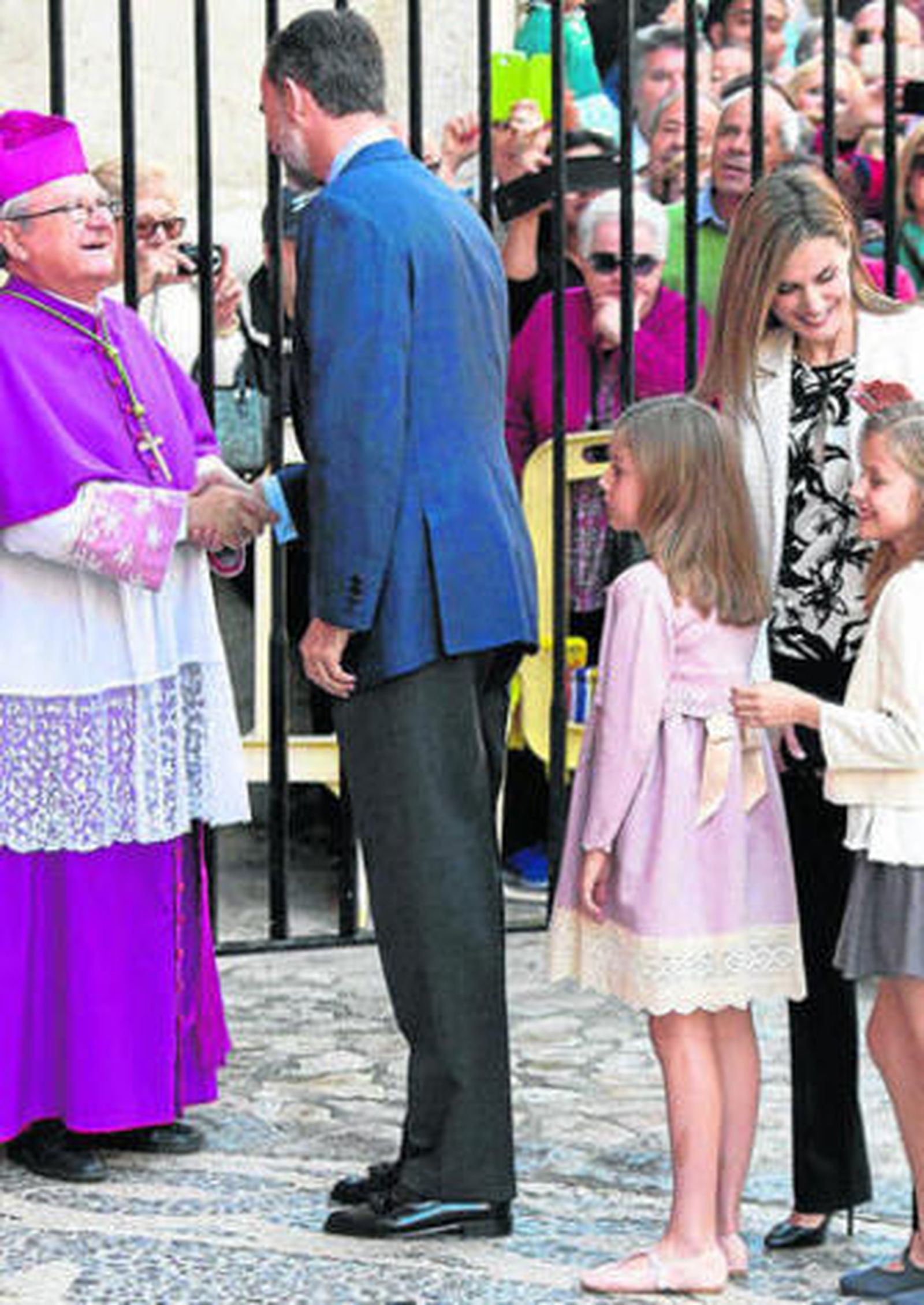 Doña Sofía junto a los Reyes y sus dos hijas.