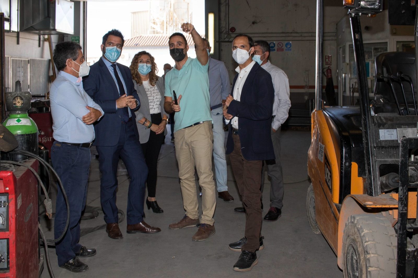 El delegado del Estado en la Zona Franca, en las instalaciones de una de las empresas de Sanlúcar que ha visitado junto al alcalde.