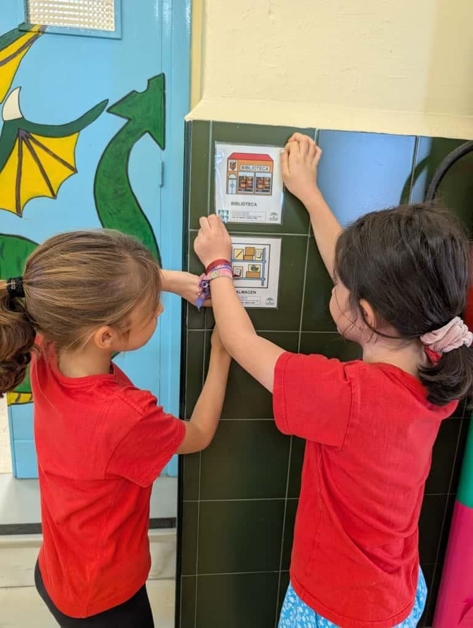 La instalación de pictogramas en el centro.