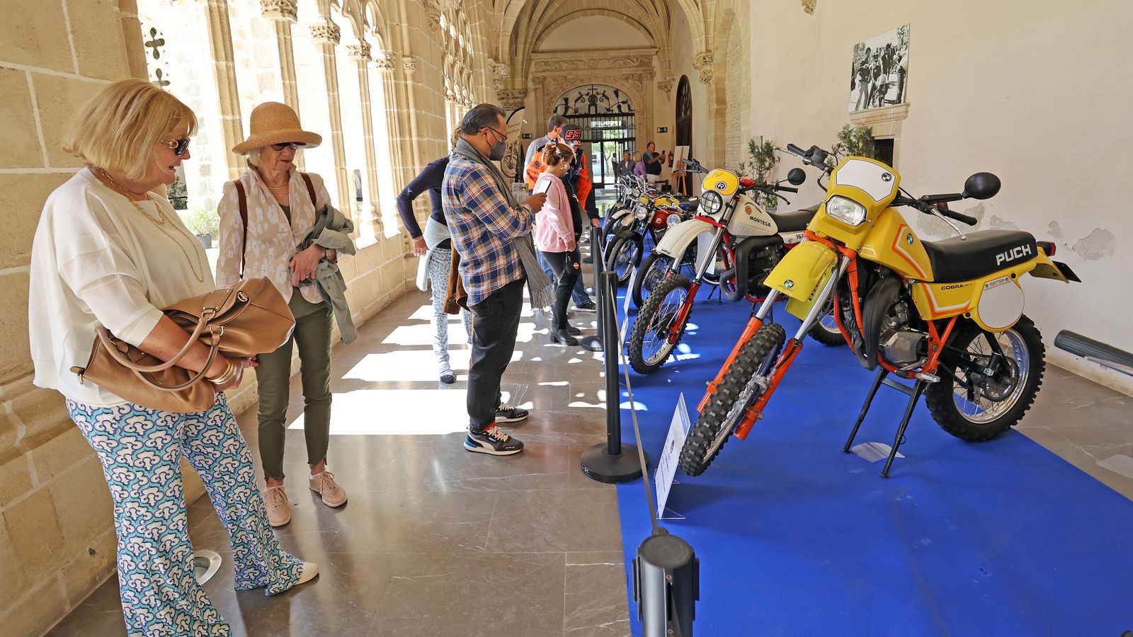 Exposición de motos clásicas en los Claustros