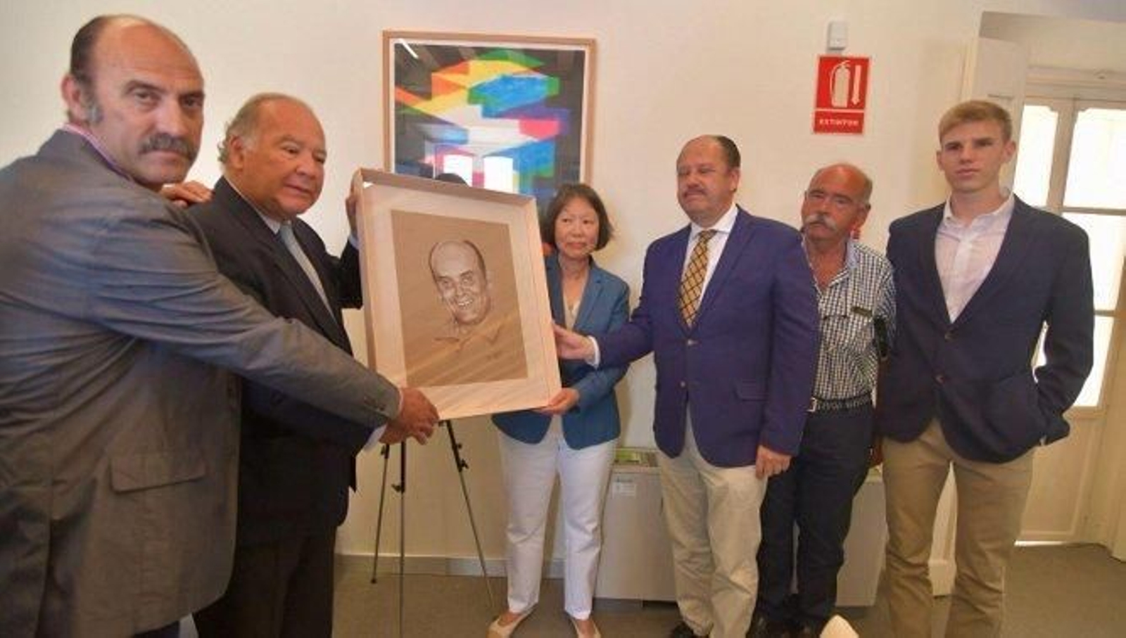 Víctor de la Cruz, Diego Gómez-Ángel, Amelia Chiu, Emilio y Antonio de la Cruz y Jaime Lafarga, durante la entrega del retrato de Emilio de la Cruz Hermosilla, realizado por Tony Carbonell.