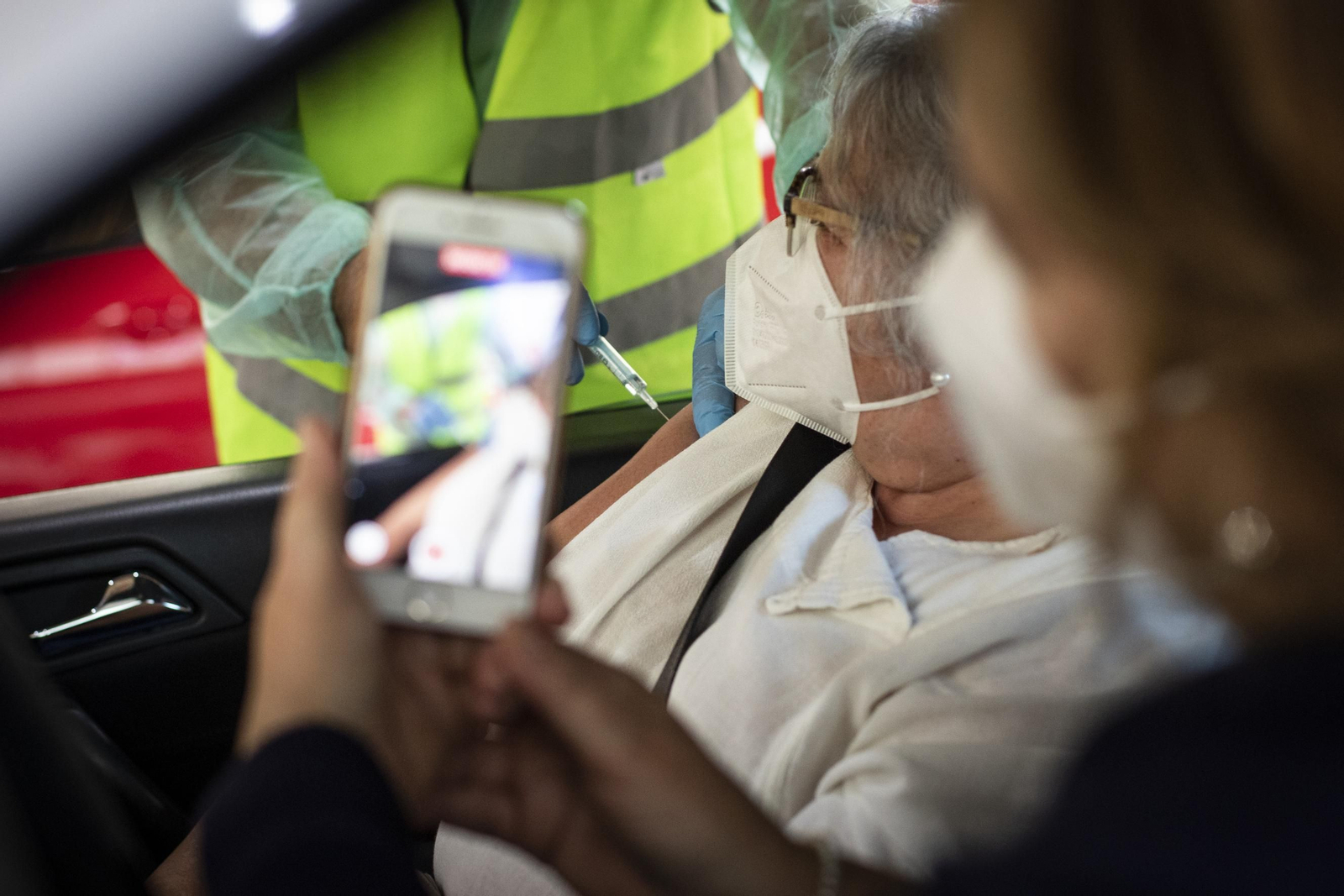 Fotos: colas en la vuelta a la vacunación masiva en Granada