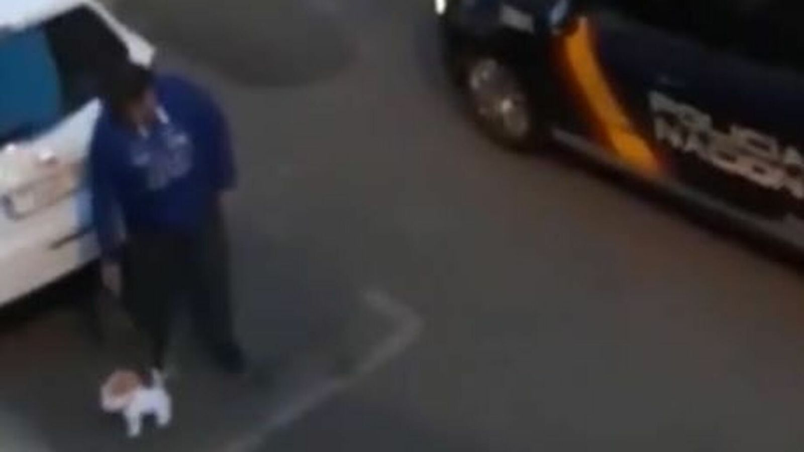 El hombre con el perro de peluche