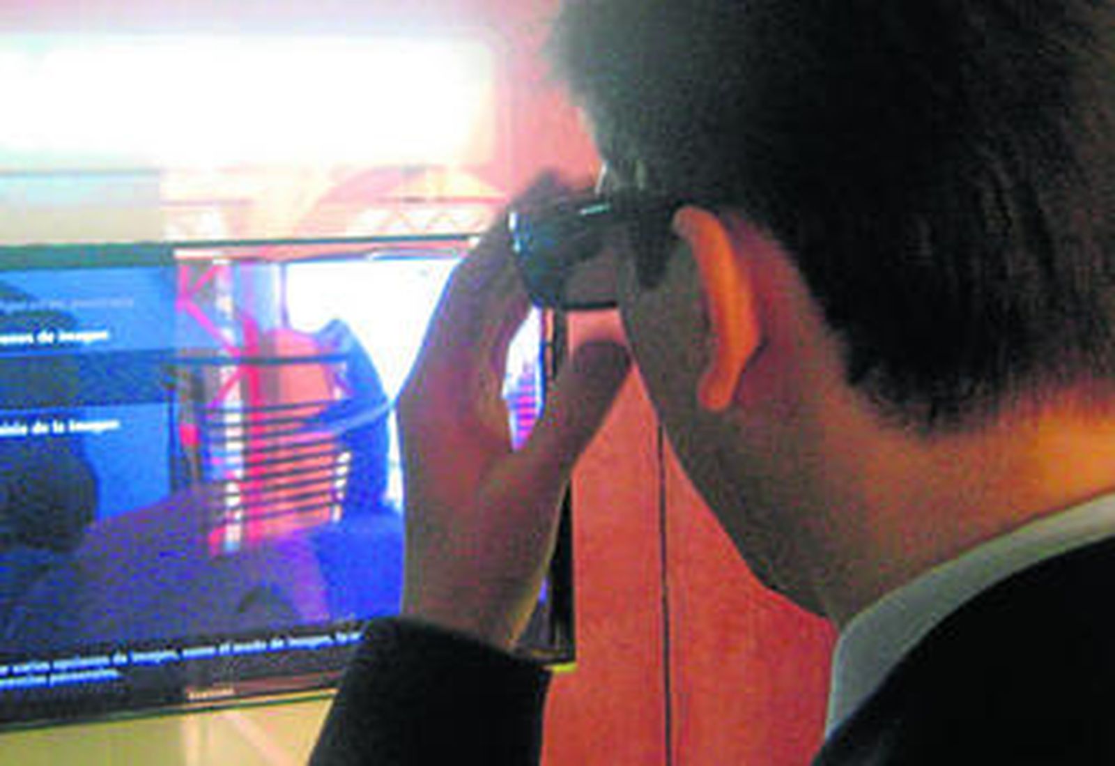 Un visitante del Congreso Internacional de la TDT de Sevilla prueba una señal en  3D.