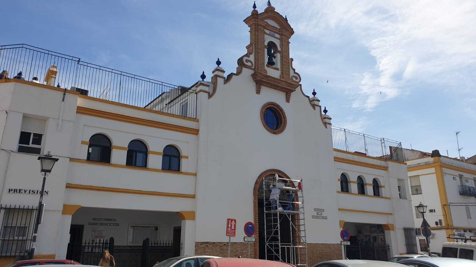 Andamios en la fachada de la parroquia de Retiro Obrero.