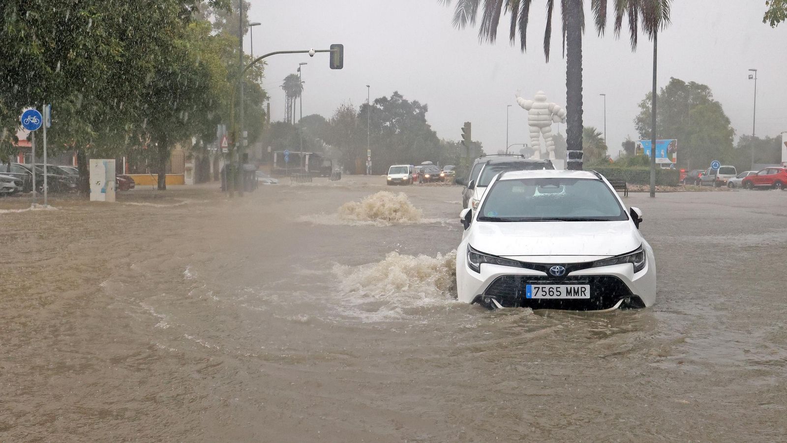 La carretera de acceso a la autopista por La Granja, completamente anegada.