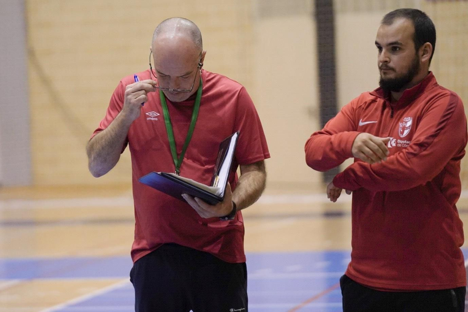 Macario revisa sus notas durante un entrenamiento en Vista Alegre. Macario revisa sus notas durante un entrenamiento en Vista Alegre.