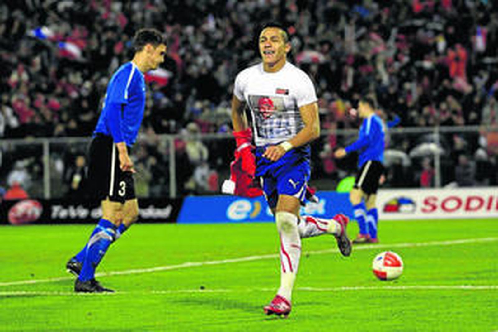 Alexis Sánchez celebra el gol que logró ante Estonia en el amistoso disputado en Santiago de Chile.