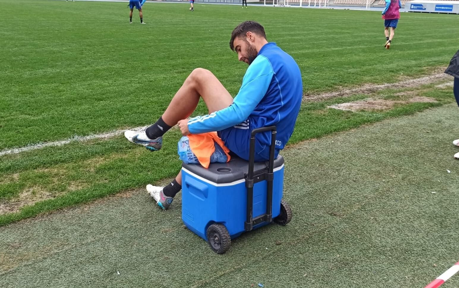 Antonio Jesús se coloca una bolsa de hielo en la parte posterior del muslo izquierdo.