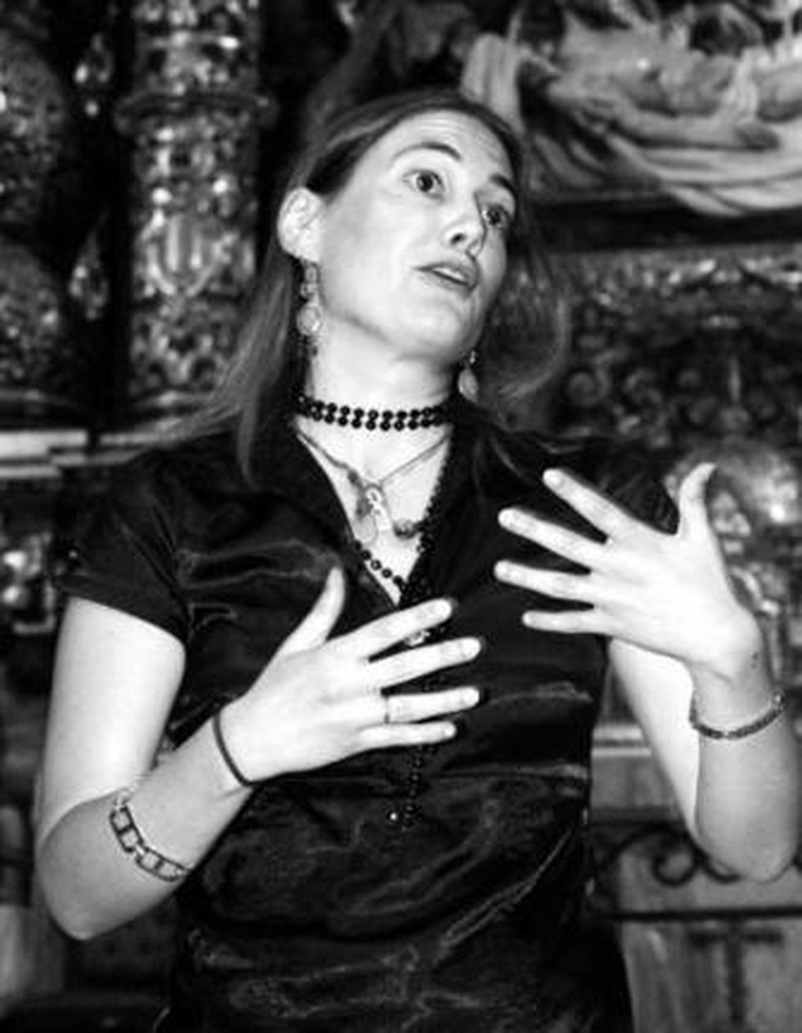 Marisa Caballero-Infante ante el retablo de Roldán.