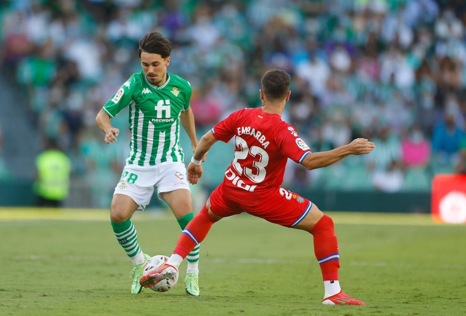 Rodri intenta marcharse de Embarba en un lance del partido.