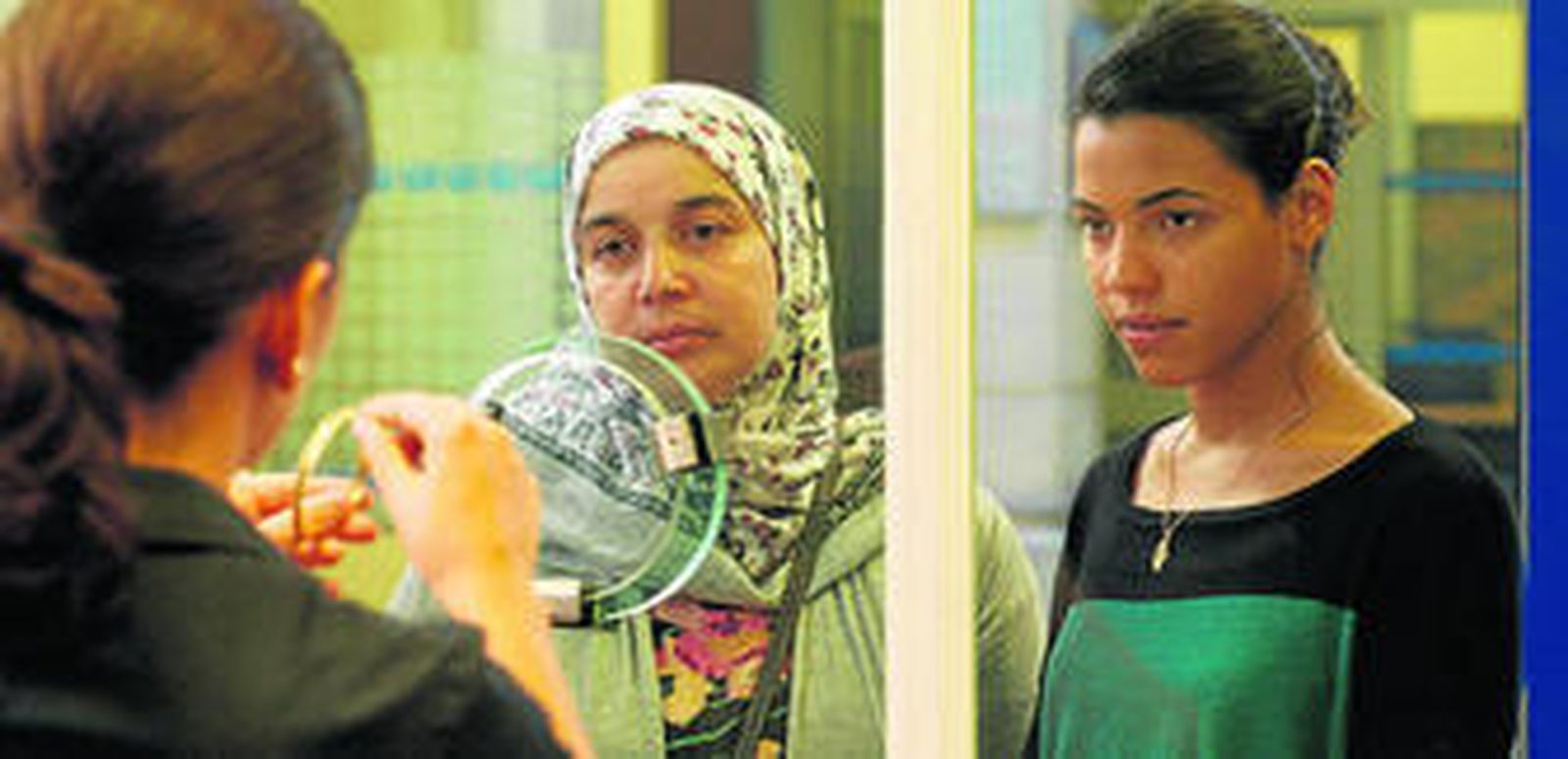 Soria Zeroual y Zita Hanrot, en una escena de la película de Philippe Faucon.