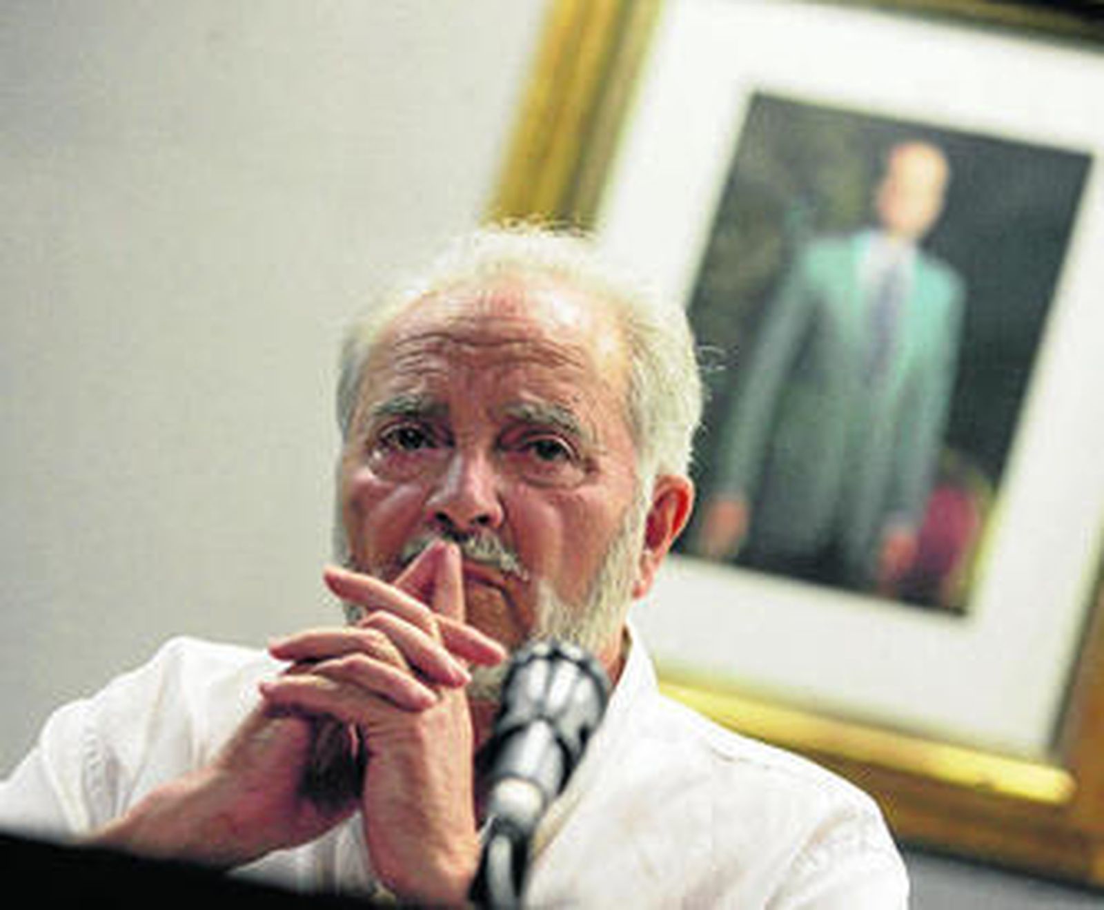 Julio Anguita, con un cuadro del rey Juan Carlos justo detrás.