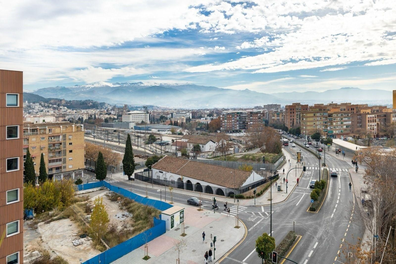 Parcela de Parque Automovilismo en Granada en la que se van a construir viviendas protegidas.