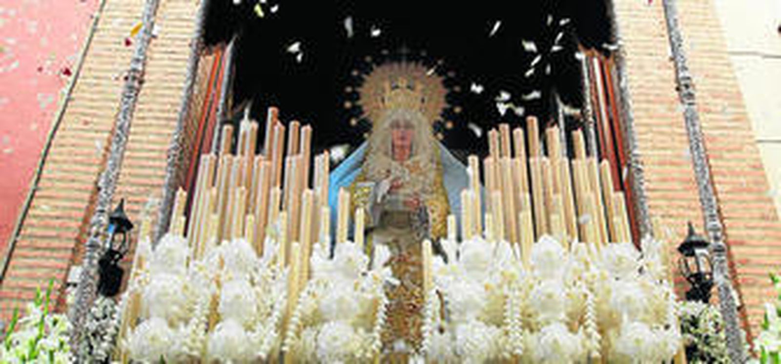 La Virgen de los Ángeles despierta fervor entre los jóvenes.