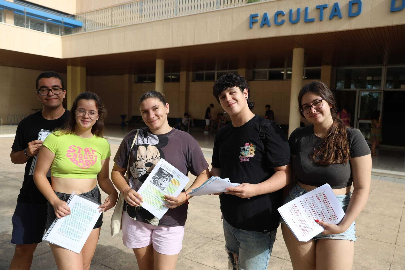 Estudiantes de la PEvAU en Málaga, este martes, ante la Facultad de Medicina.