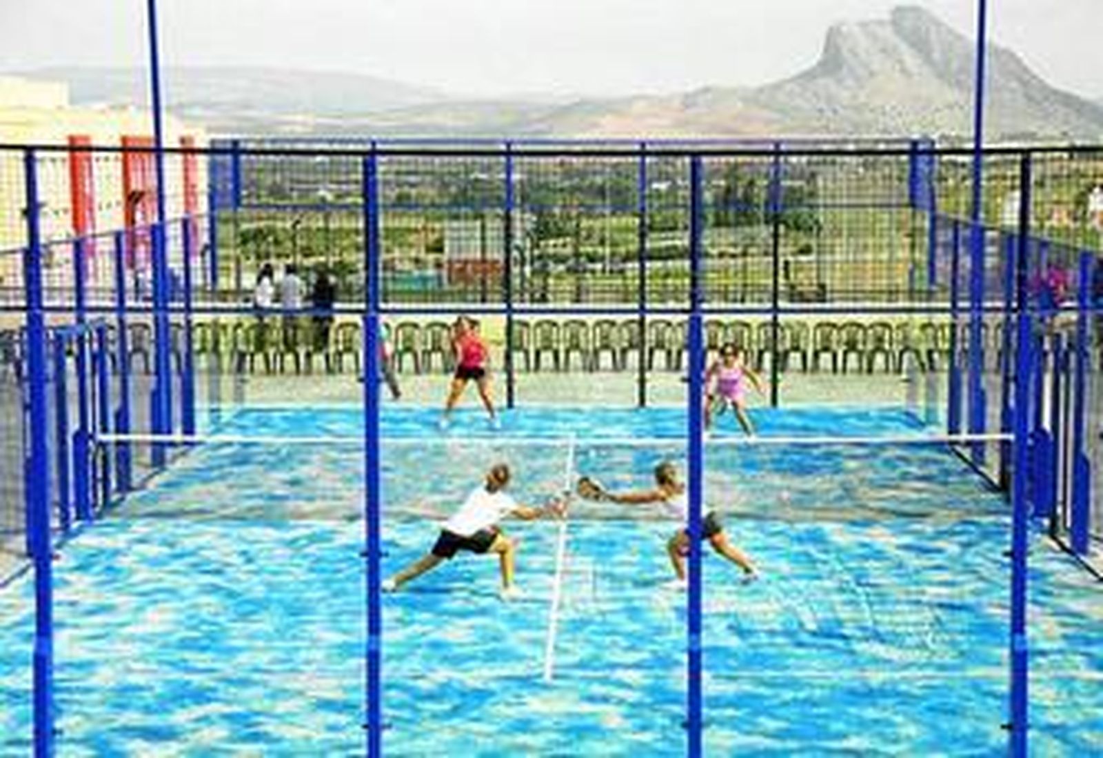 Practicantes en las instalaciones con la vista de la Peña de los Enamorados de fondo.