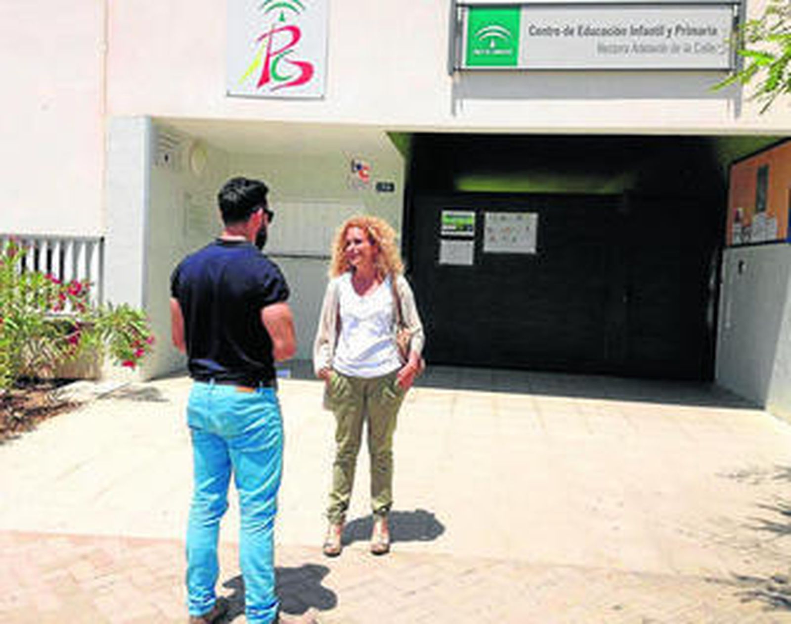 Carmen Ortega con el presidente del AMPA de este centro ubicado en la barriada Soliva.
