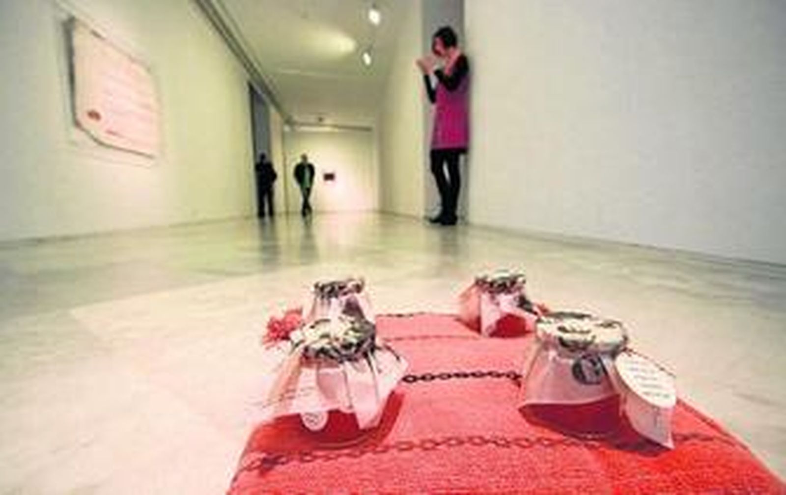 1. Instalación con botes de mermelada amarga en la que Guillermo Paneque, afincado desde hace años en Madrid, plantea un homenaje emocional a sus padres, residentes en Sevilla. 2. Muro que cierra el recorrido expositivo y conecta las dos salas que lo integran. 3. El artista ante varias piezas reinterpretadas para la cita del CAAC. 3. Fotograma de 'Suave, no tan alto' (1997).