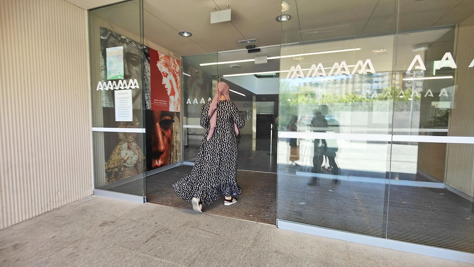 Entrada al centro de salud de Isla Chica en la capital onubense.