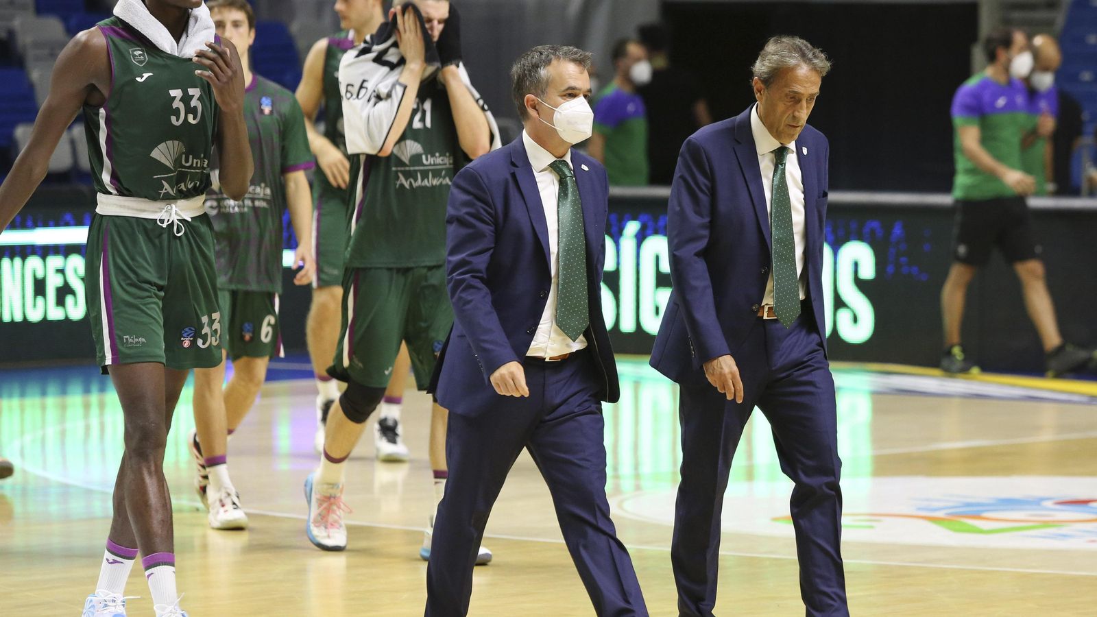 Luis Casimiro se retira en un partido en el Martín Carpena con Nzosa detrás.