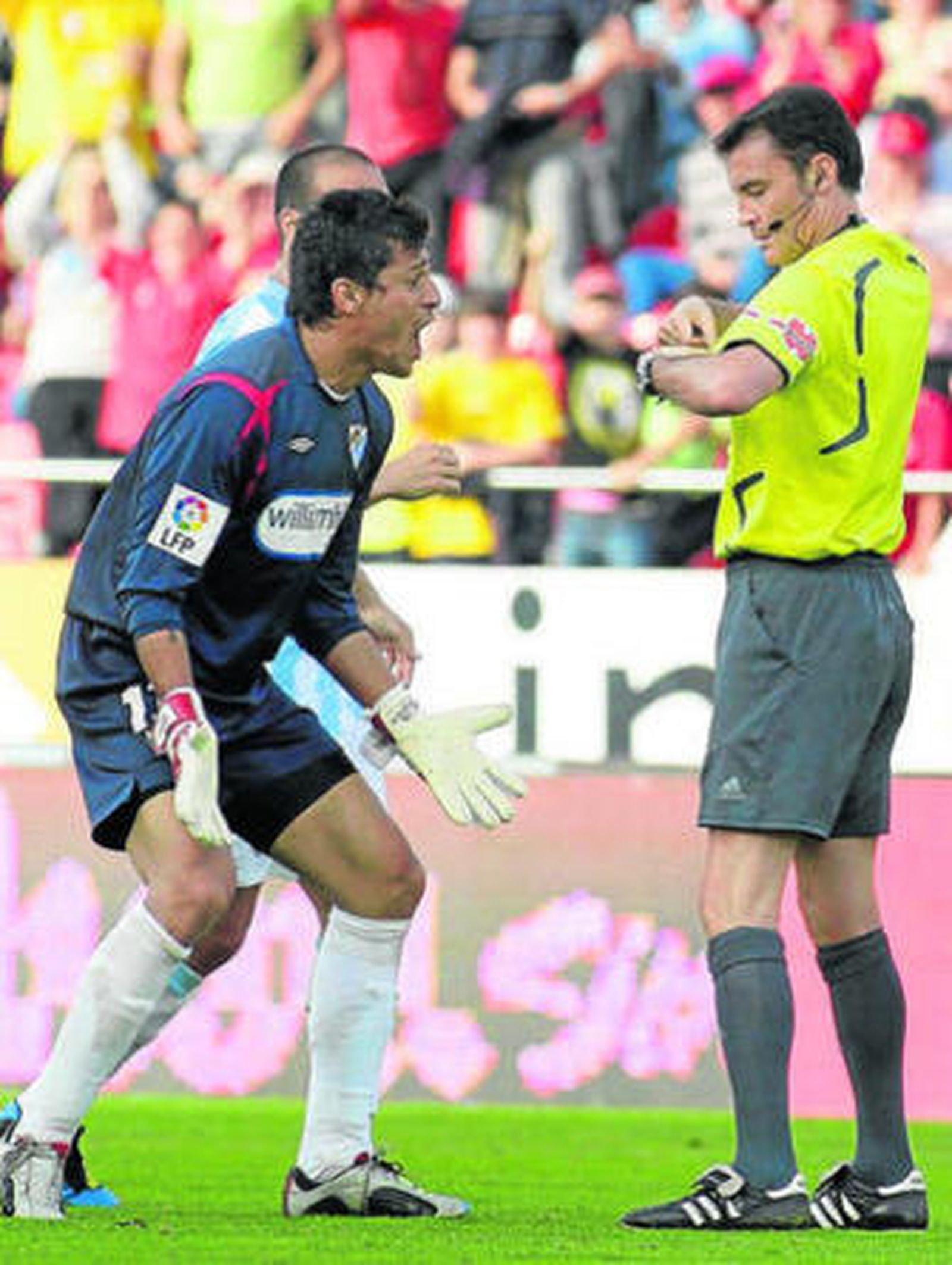 Munúa reclama a Mejuto González falta en el 1-1 final.