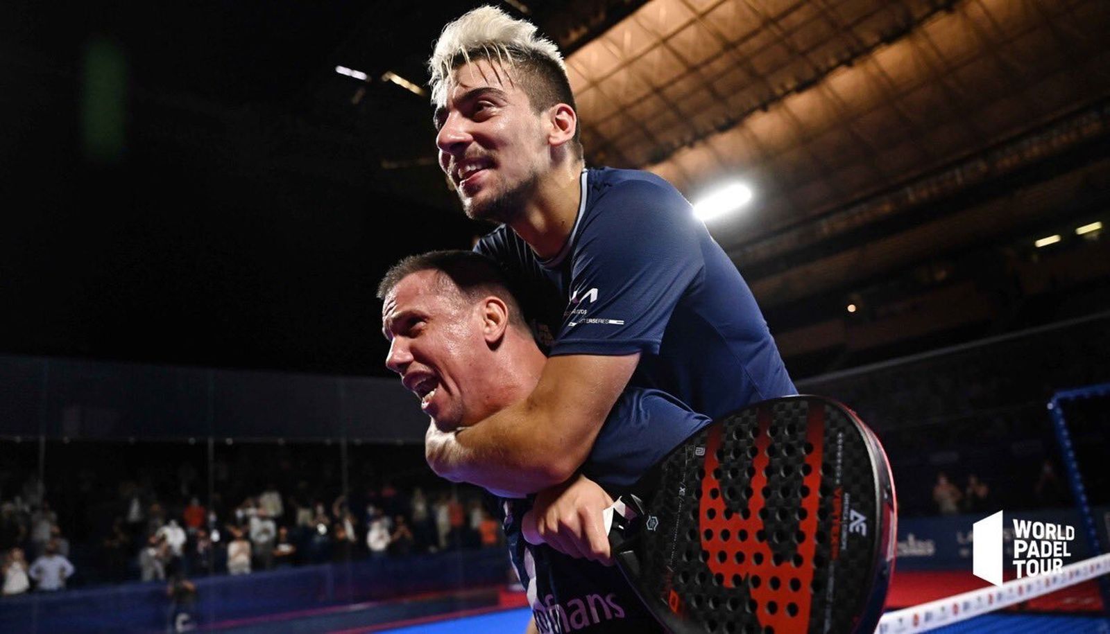 Paquito Navarro coge a Di Nenno en la euforia por el triunfo.