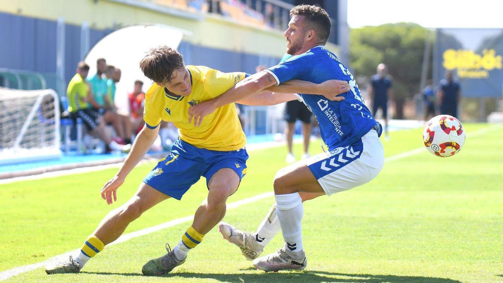 David León agarra a Romano para que no se escape por la banda.
